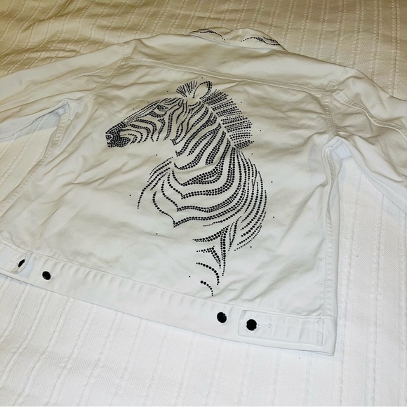 🦓 White Denim Jacket With Black Rhinestone Zebra 🦓 - Picture 5 of 9